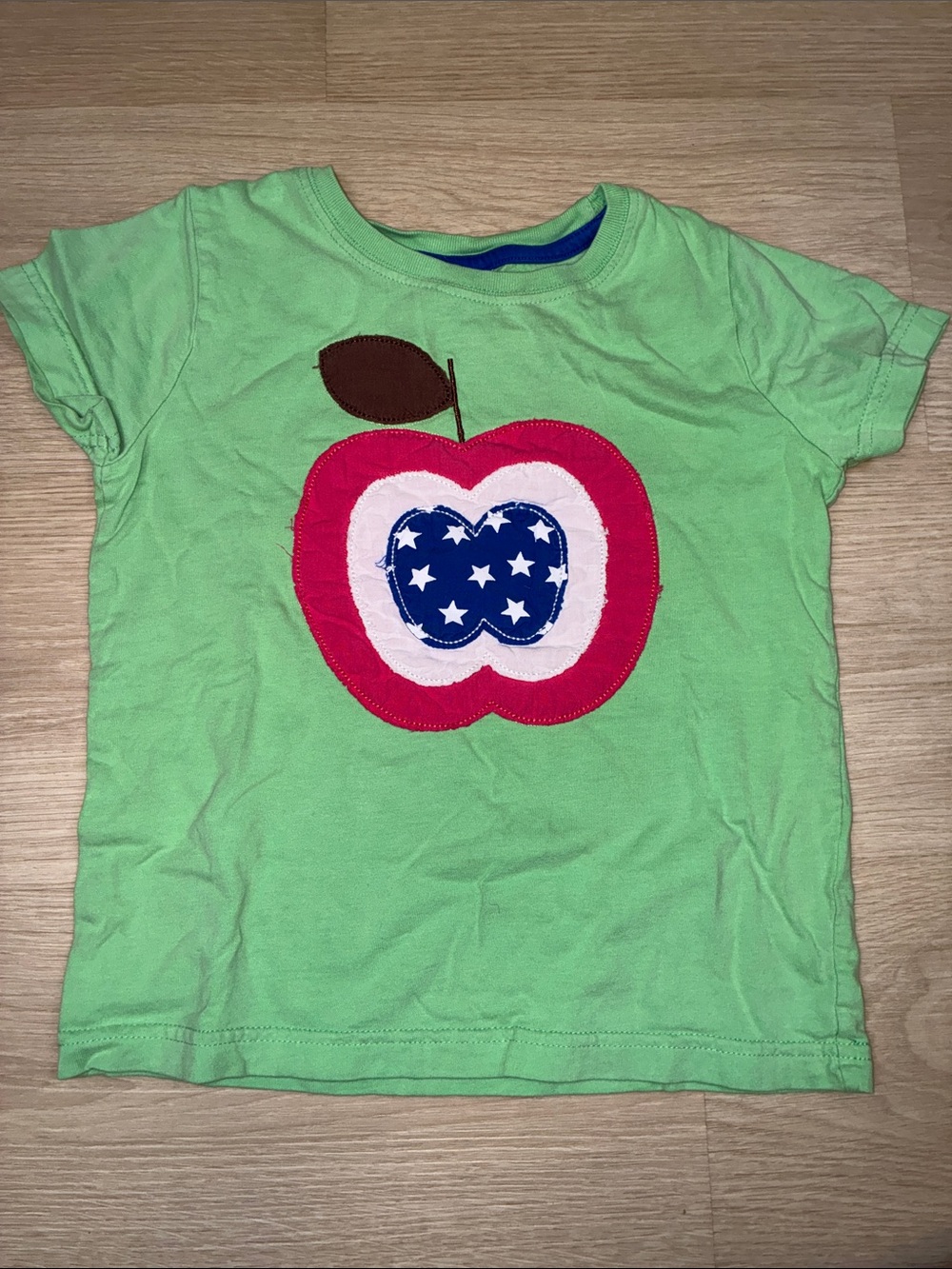 Mini Boden Green Short Sleeve Tee with Apple Patch 5/6Y
